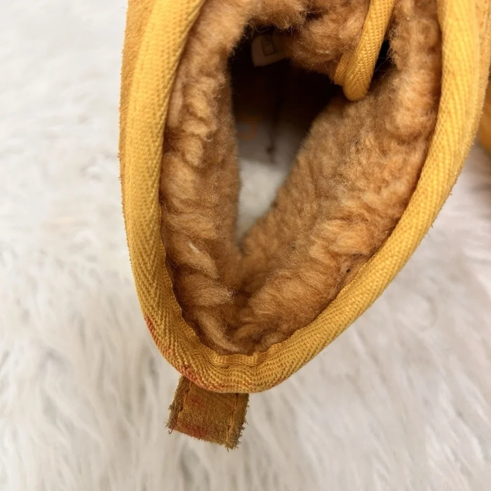 UGG‎ Kids Neumel Sheepskin Chukka Boots Golden Yellow Size 4 Tie Up Plush Lining
